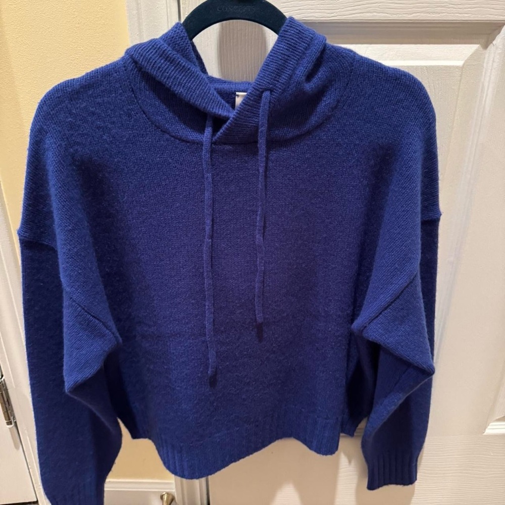 Cobalt Blue cashmere sweater with a relaxed fit and a hood #casualwear